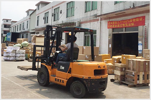 东际国际包裹分类现场